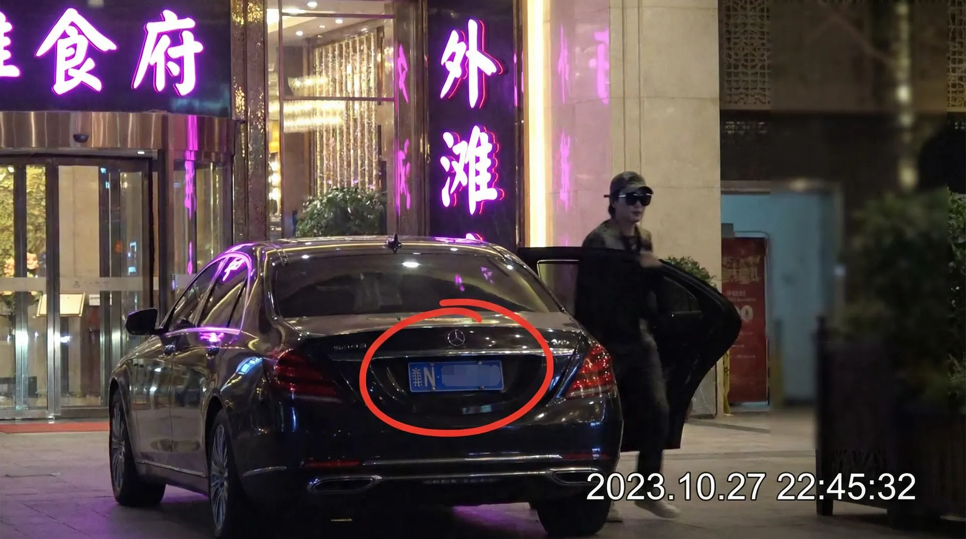 人妻视频 - 某明星深夜现身高档餐厅被拍
